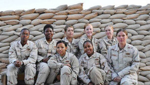 아프간 美여군 8명, 기적을 쌓아 올리다