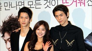 [포토] 조보아, 정의철-성준 사이에서 ‘꽃미소’