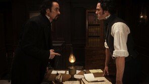 ‘더 레이븐’ 3월 개봉, 에드가 앨런 포의 죽음 밝혀지나