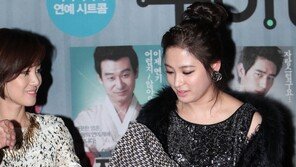 [포토] 김성령, 후배 박희본 위한 배려 ‘빛나는 선배님 포스’