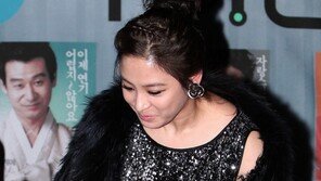 [포토] 박희본, 노출의상 때문에 곤욕…‘매너손 발동’