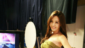 강예빈, 오프숄더 드레스 입고…건강미 과시