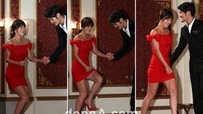 [포토] 김정은, ‘후배의 매너손에 흐뭇’