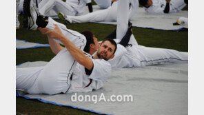 [포토] 두산 니퍼트 ‘다리 찢기는 힘들어’