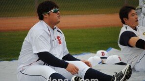 [포토] 두산 최준석 ‘아~ 살 좀 빼야하나?’