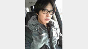 윤상현 근황 사진…5:5 가르마에 뿔테안경 ‘지적 이미지’