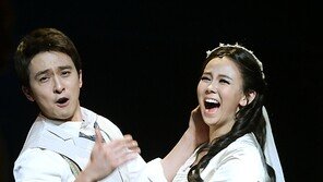 [포토] 강필석-김지우, 얼마나 좋으면…‘올레~’