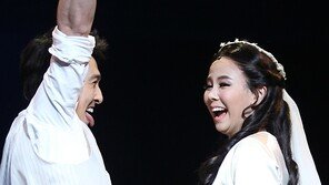 [포토] 강필석, 김지우 위한 프로포즈 ‘사랑 철철~’