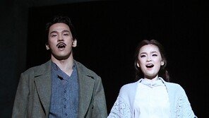 [포토] 홍광호-전미도, 손 꼭 잡고 ‘사랑도 슬픔도 함께’