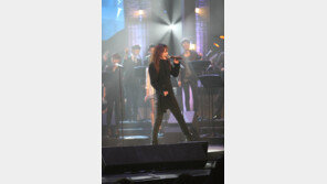 [포토] ‘국민언니’ 김경호 맞아? 상남자 매력 폭발