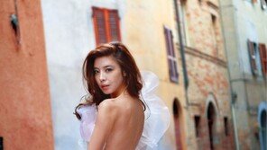 김규리, 과감히 드러낸 뒤태 ‘아찔한 신부’