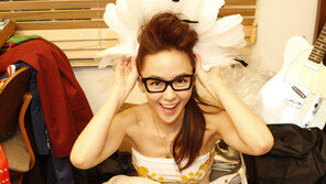 [Star Cafe] 김윤아 “머슴처럼 많이 먹고 만화책 보며 뒹굴 게으름이 나의 힘!”