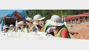 [O2/이슈]땀으로 선물한 새 학교… 놀이터 그네는 동네 명물로