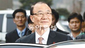 ‘킹 메이커’가 정권 걸림돌로… 꼬리 문 의혹에 불명예 퇴진