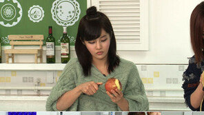 티아라 보람 ‘아슬아슬한 현란한 칼솜씨’ 깜짝