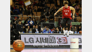 [포토]오세근 ‘개구리처럼 폴짝’