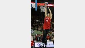 [포토]오세근, 앗 실수 ‘들어갈 듯 말 듯’