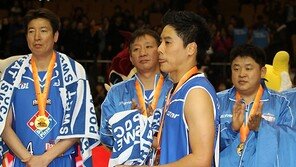 [포토]우지원 ‘하늘 같은 선배님 앞에서 MVP 받네’