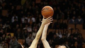 [포토]전희철-김유택, ‘양보없은 점프볼’