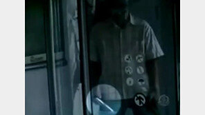 자기 발에 총쏘는 어설픈 은행 강도… “하하하” 큰 웃음!