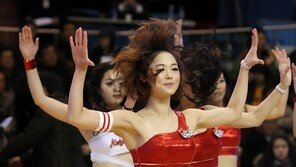 [포토] 상큼발랄 치어리더, 앳된 미모+격한 안무