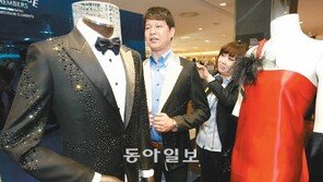 “크리스털 예복 멋지나요”