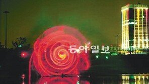 한밤… 빛과 물안개가 몰래 만나 춤을 춘다