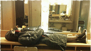 NS윤지, 노숙자 신세? ‘대기실 책상에서 숙면’