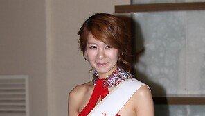 [SD포토] 이파니, 빨간 드레스 속에 드러낸 아찔 허벅지