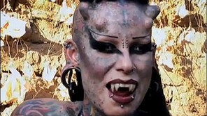 살아있는 뱀파이어 여성, 문신에 피어싱 뿔까지…헉!