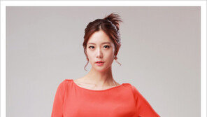 [우먼 동아일보 스타 뷰티] 드라마 ‘부탁해요 캡틴’ 클라라, 펄감 가득한 섀도로 완성한 ‘럭셔리 아이 메이크업’