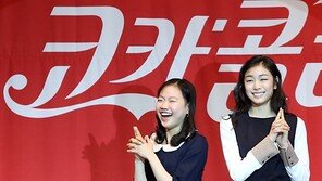 [SD포토] 김해진-김연아, ‘수상의 기쁨은 본드걸 포즈로’