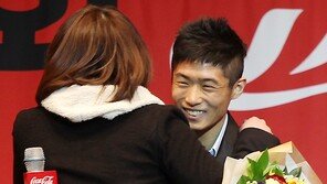 [SD포토] 양학선, 여자친구와 기쁨의 포옹 “고마워”