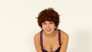 [SD포토] 신지수, 너무 숙였나? ‘속옷 노출’