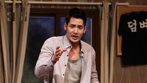 [SD포토] 여욱환, 바지 지퍼내리고…양말 한 짝 어디에?