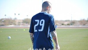 [포토] 에릭 힌슬리, 부업으로 ‘타투이스트’ 하나?