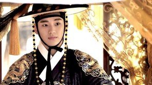 “헉, 김수현 곤룡포가 150만원짜리…수 놓는데만 한달”