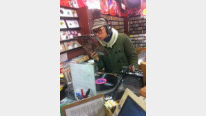 나얼, 레코드가게 간 최근 모습 공개…임윤택과 닮았어!