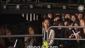 에이핑크, 야광봉 들고 비스트 콘서트 참석…평상복 우월 청순미