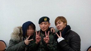 [스타 온라인] 유노윤호, 군인 비 면회…알고보니 절친이네