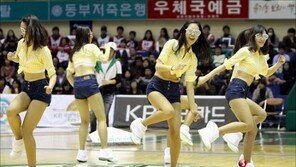 [포토] 치어리더, 경렬한 셔플댄스 ‘발에 땀날 기세~’