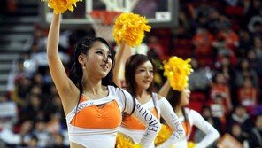 [포토] 치어리더 맞아? 레이싱걸 뺨치는 의상 ‘경악’