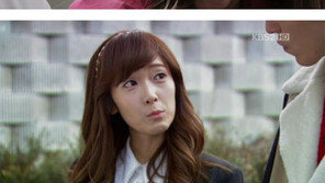 ‘난로’ 제시카, 클로즈업 하니 ‘생각보다 노안이야?’