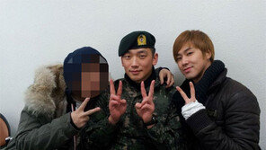 유노윤호, 비 면회 눈길 ‘훈훈한 선후배’