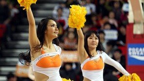 [포토] 치어리더, 드러내고 파이고…노출의상 절정!