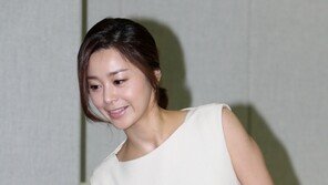 [SD포토] 계절잊은 민소매 서영희, ‘봉사하면 따뜻해져요’