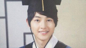 [스타 온라인] 학사모 쓴 송중기, 졸업사진도 화보네 화보