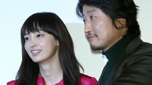 [SD포토] 송강호, 정감가는 매너손 ‘나영씨 먼저~’