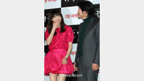 [SD포토] 이나영 웃기는 송강호 ‘분위기 메이커!’