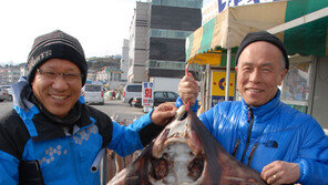 [허영만의 ‘자전거 식객’] 물메기탕 냄비째 꿀꺽 “이 식객 선구안 끝내주지?”
